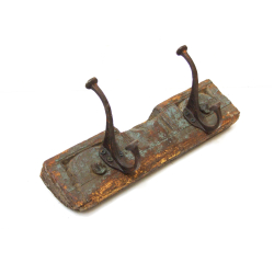 Wieszak z drewna z recyclingu 2 haki 33cm